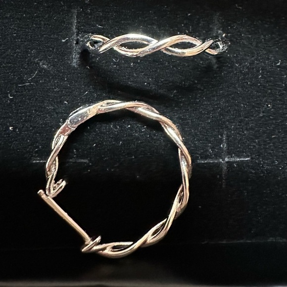 Jewelry - Chic silver-plated earrings.